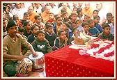 Swamishri performs his morning puja in the presence of students who sing bhajan, sloks and verses