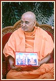 Swamishri is seated with Thakorji's murti