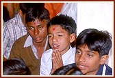 Students during Swamishri's morning puja