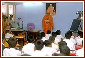 Swamishri teaches the students