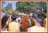 Swamishri participates with the students while they play