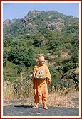 Swamishri with Shri Harikrishna Maharaj standing amidst the mountain range of Arbudachal