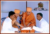 Swamishri visits the land owned by BAPS
