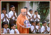 Swamishri with students of BAPS Chhatralay