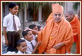 Swamishri with students of BAPS Chhatralay