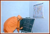 Swamishri writes a message for the students... "Study sincerely and do not be lazy, Pray sincerely and regularly, and do not be lazy."