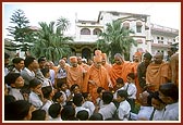 Swamishri addresses the students