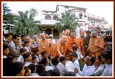 Swamishri addresses the students