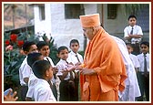 Swamishri with students of BAPS Chhatralay
