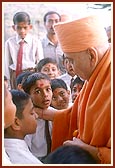 Swamishri with students of BAPS Chhatralay