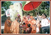 Swamishri is welcomed by the Chhatralay students