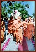 Swamishri is welcomed by the Chhatralay students