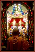 Swamishri performs arti