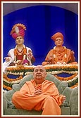 Swamishri blesses the Kartak Punam assembly