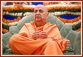 Swamishri blesses the Kartak Punam assembly