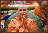 Swamishri is garlanded during the Kartak Punam assembly