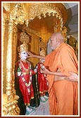  Swamishri performs pujan and arti of Thakorji on the 1st murti-pratishtha anniversary (patotsav)