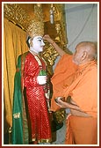  Swamishri performs pujan and arti of Thakorji on the 1st murti-pratishtha anniversary (patotsav)