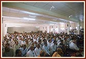 Devotees during Swamishri's welcome assembly