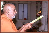 Swamishri performs a special arti to Thakorji on the occasion of annakut of fresh vegetables (Shakotsav)