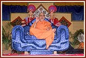 Swamishri blesses the assembly