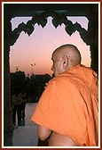 Swamishri departs from Mahesana