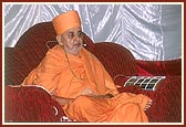  Swamishri addresses a public assembly in Pindvada