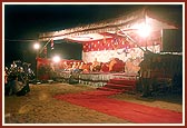  Swamishri addresses a public assembly in Pindvada
