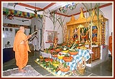 Swamishri performs the Shakotsav arti on Dev Uthi Ekadashi