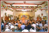 Performs the pratishtha arti
