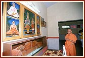 Swamishri engaged in darshan of the house where Brahmaswarup Shastriji Maharaj had stayed on many occasions 