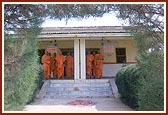 Swamishri engaged in darshan of the house where Brahmaswarup Shastriji Maharaj had stayed on many occasions 
