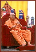  Swamishri inspires the satsang assembly in his blessings  