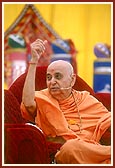  Swamishri inspires the satsang assembly in his blessings  