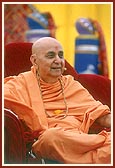  Swamishri inspires the satsang assembly in his blessings  