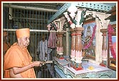 Swamishri performs arti at Swaminarayan Mandir for male devotees