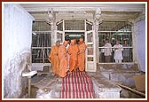 ...Swamishri departs from the mandir 
