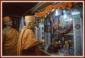 Swamishri performs arti at the Swaminarayan Mandir for female devotees.