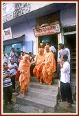 ...Swamishri departs from the Mandir 