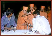 Swamishri blesses a craftsman