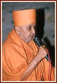 Swamishri addresses the assembly of craftsmen
