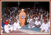 Swamishri in a group photo with the craftsmen
