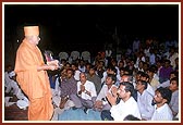 Swamishri explains to the craftsmen the glory of Shri Harikrishna Maharaj by whose grace the Akshardham and mandir projects are going on