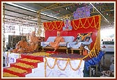  Swamishri blesses an assembly of craftsmen