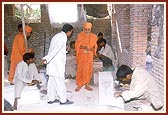 Swamishri at the workshop in Jhadoli village