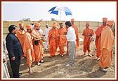 Swamishri arrives in Dausa and sanctifies the BAPS mandir site