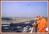 Swamishri observes the Akshardham site from the newly built flyover built on national Highway Number 28
