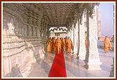 Swamishri performs pradakshina