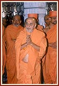 Swamishri engaged in Thakorji's darshan