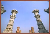 The ornate Akshardham monument pillars echo the spirit of Swamishri's raised hands during the 'Jai' calls